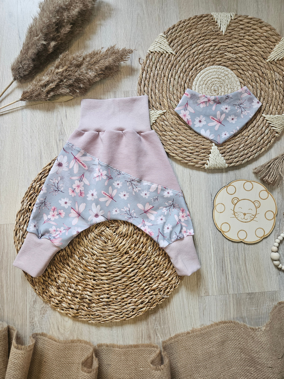 Pumphose "Blumenmeer" mit Blumenmuster, French Terry & Waffeljersey 96% Baumwolle 4% Elasthan, handgenäht – Mitwachshose | Little Falili
