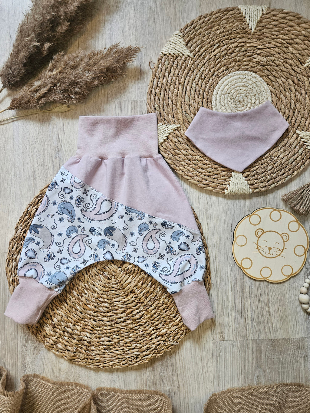 Pumphose "Paisley" mit Paisley-Muster, French Terry 95% Baumwolle 5% Elasthan, handgenäht – Mitwachshose | Little Falili

