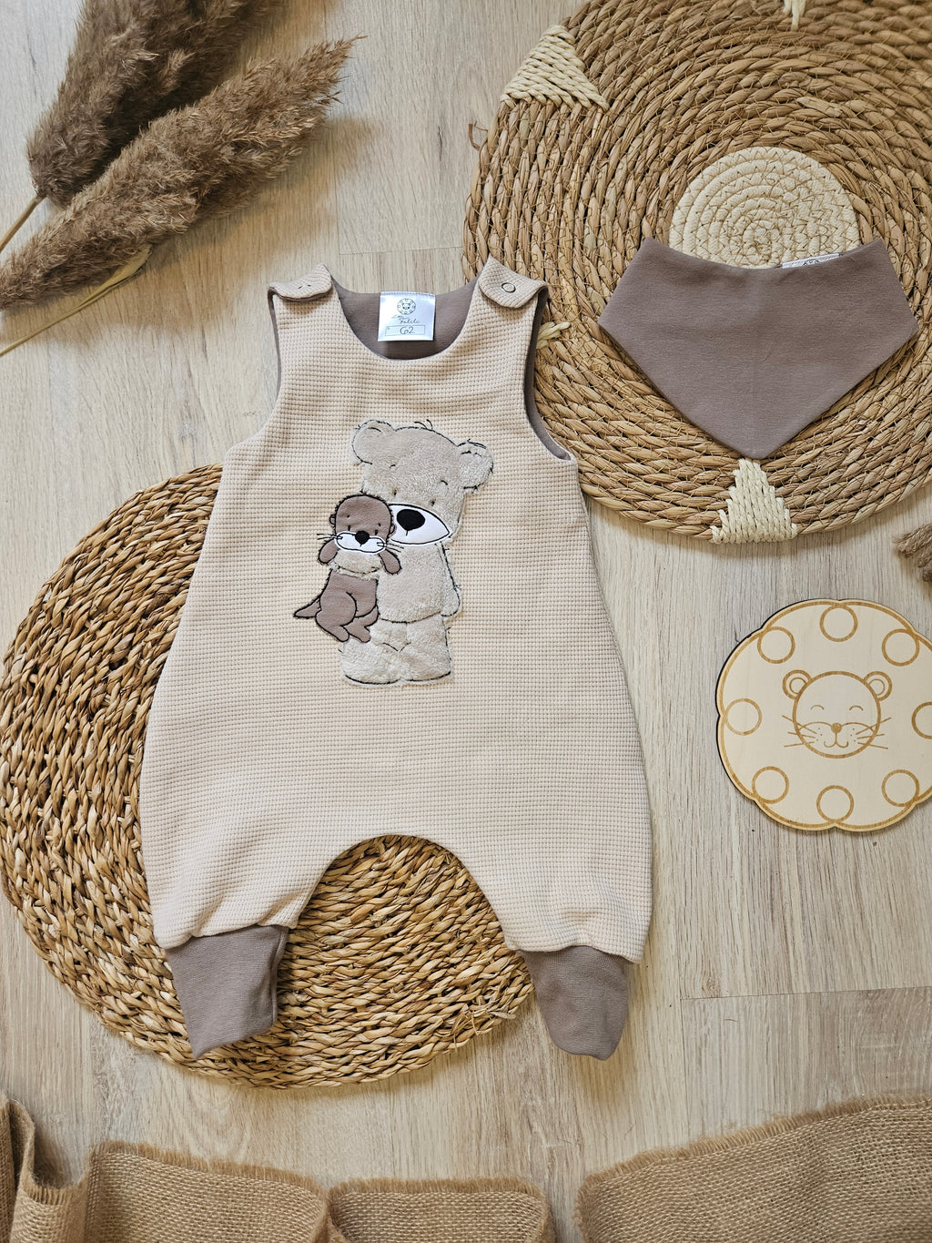 Baby Strampler "Bär & Otter" mit Bär- & Otter-Stickmotiv, Waffeljersey & Jersey, 99% Baumwolle 1% Elasthan | Little Falili
