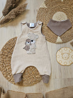 Baby Strampler "Bär & Otter" mit Bär- & Otter-Stickmotiv, Waffeljersey & Jersey, 99% Baumwolle 1% Elasthan | Little Falili
