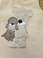 Baby Strampler "Bär & Otter" Detailansicht Bär- & Otter-Stickmotiv, Waffeljersey & Jersey, 99% Baumwolle 1% Elasthan | Little Falili
