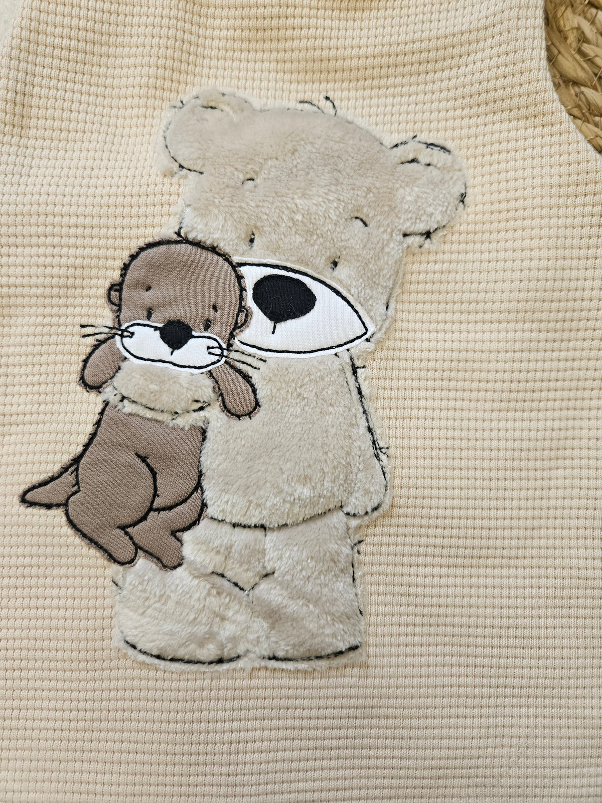 Baby Strampler "Bär & Otter" Detailansicht Bär- & Otter-Stickmotiv, Waffeljersey & Jersey, 99% Baumwolle 1% Elasthan | Little Falili
