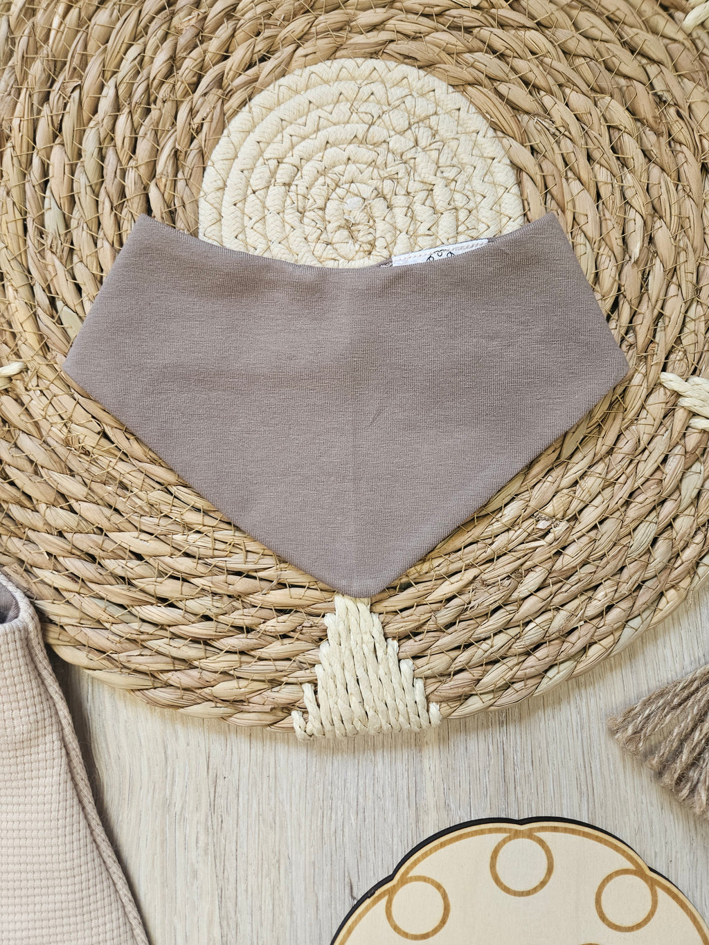 Baby Strampler "Bär & Otter" mit Halstuch, Waffeljersey & Jersey, 99% Baumwolle 1% Elasthan – Halstuch 95% Baumwolle 5% Elasthan | Little Falili
