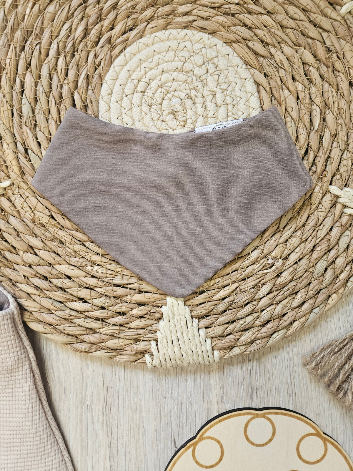 Baby Strampler "Bär & Otter" mit Halstuch, Waffeljersey & Jersey, 99% Baumwolle 1% Elasthan – Halstuch 95% Baumwolle 5% Elasthan | Little Falili
