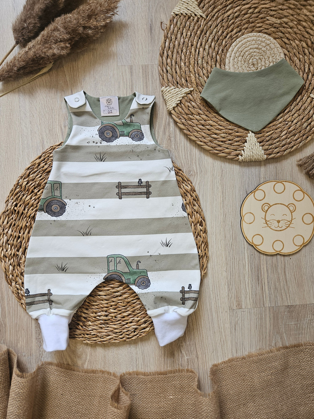 Handmade Baby Strampler "Traktor" in Weiß und Grün – Flachbild mit Halstuch, selbst gezeichnetes Traktor-Design auf Streifen, Little Falili