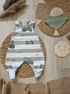 Handmade Baby Strampler "Traktor" in Weiß und Grün – Flachbild mit Halstuch, selbst gezeichnetes Traktor-Design auf Streifen, Little Falili
