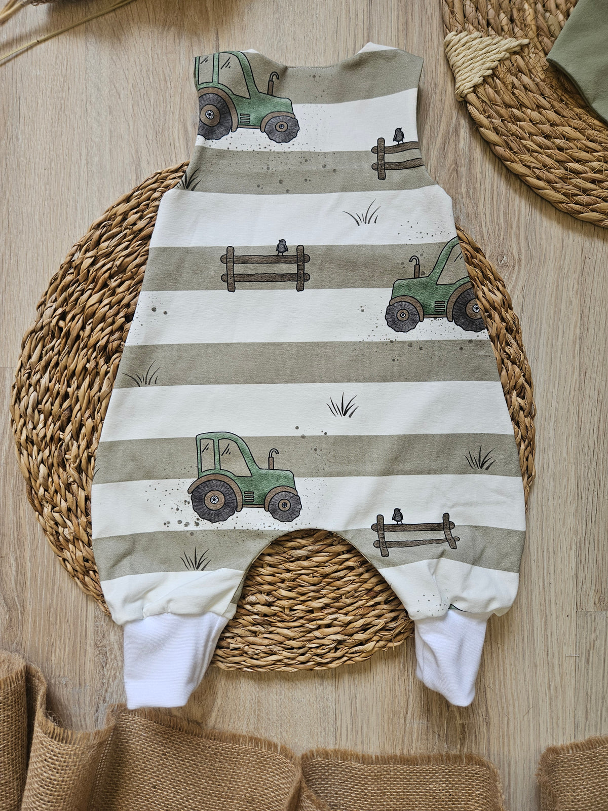 Detailansicht Baby Strampler "Traktor" in Weiß und Grün  Rückseite– Streifen-Motivstoff mit Traktor-Muster, handgenäht, Little Falili
