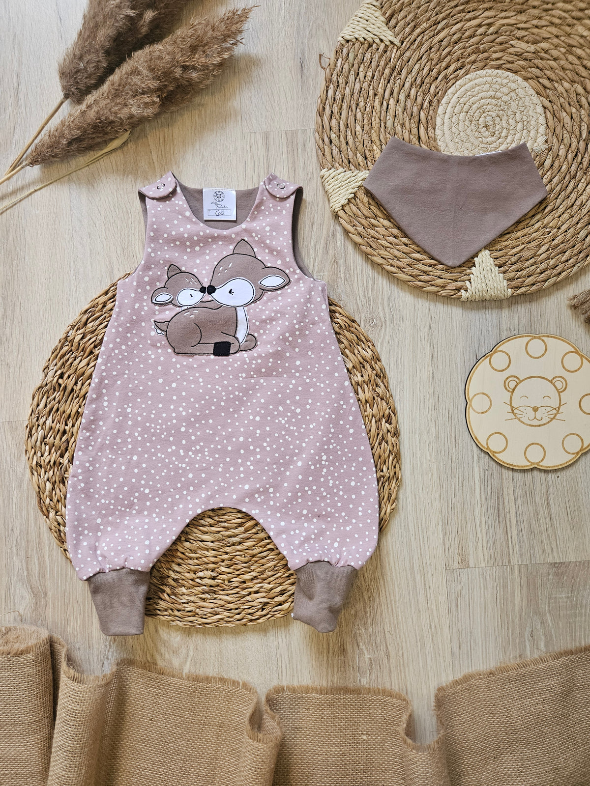 Baby Strampler "Kuschel Rehe" mit Reh-Stickmotiv, Jersey, 95% Baumwolle 5% Elasthan –  | Little Falili
