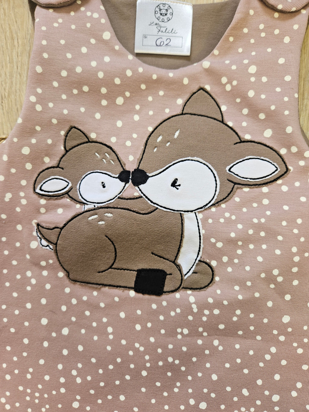 Baby Strampler "Kuschel Rehe" Detailansicht Reh-Stickmotiv, Jersey, 95% Baumwolle 5% Elasthan  | Little Falili
