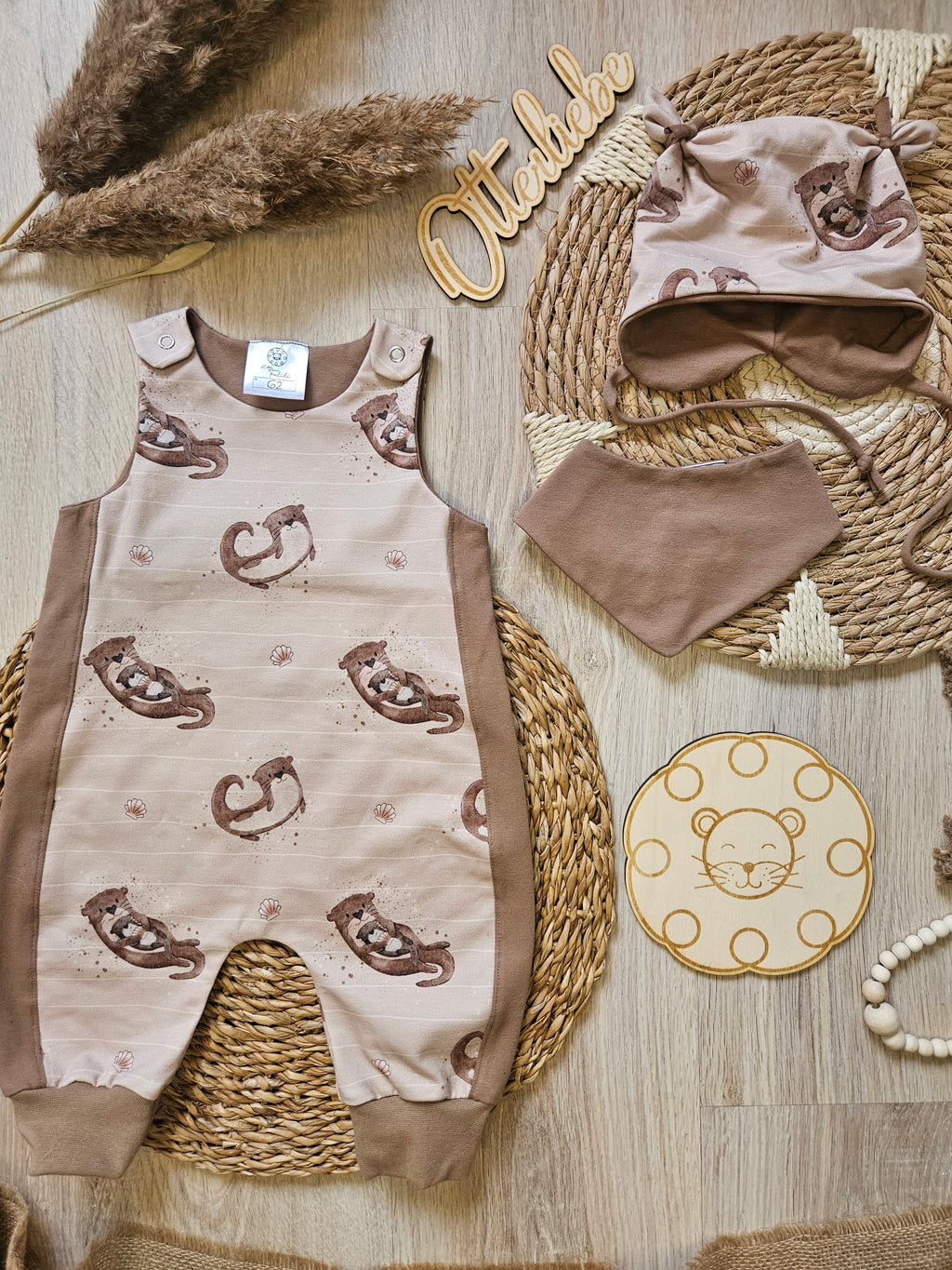Baby-Strampler „Olli Otter“ in Braun und Sand mit passendem Halstuch, Öhrchen-Mütze separat erhältlich