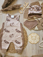 Baby-Strampler „Olli Otter“ in Braun und Sand mit passendem Halstuch, Öhrchen-Mütze separat erhältlich