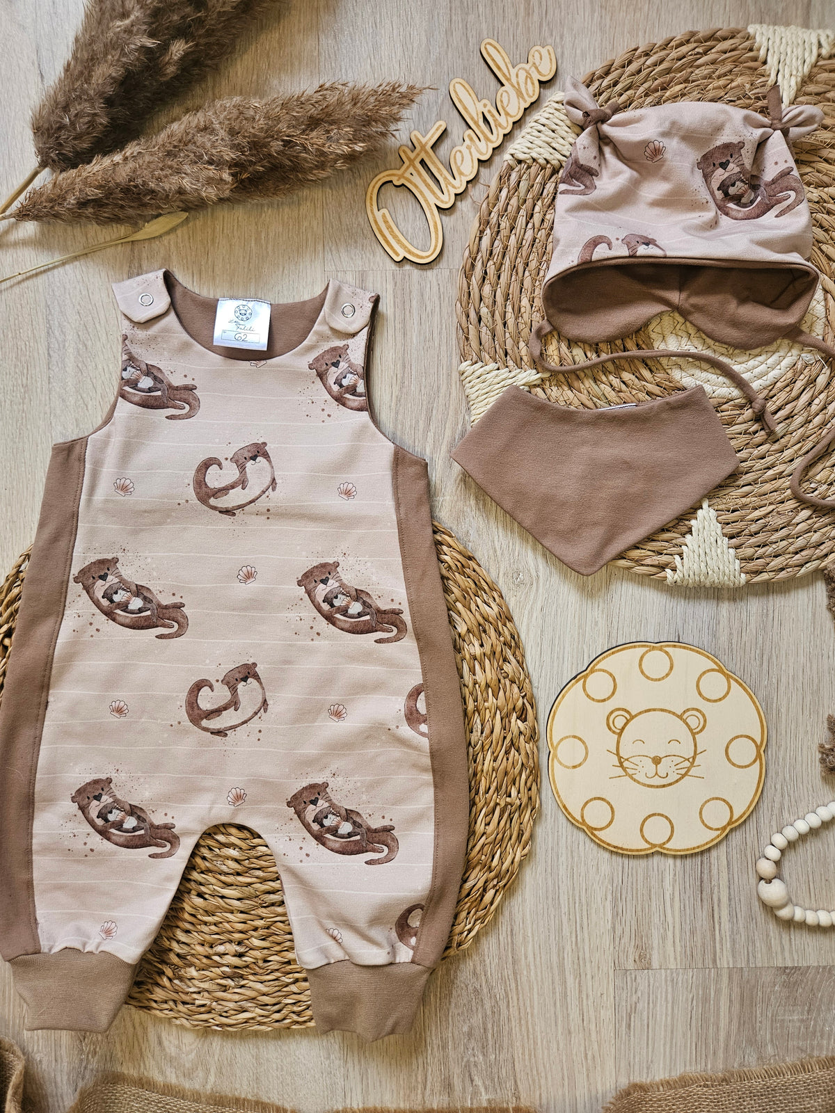 Baby-Strampler „Olli Otter“ in Braun und Sand mit passendem Halstuch, Öhrchen-Mütze separat erhältlich