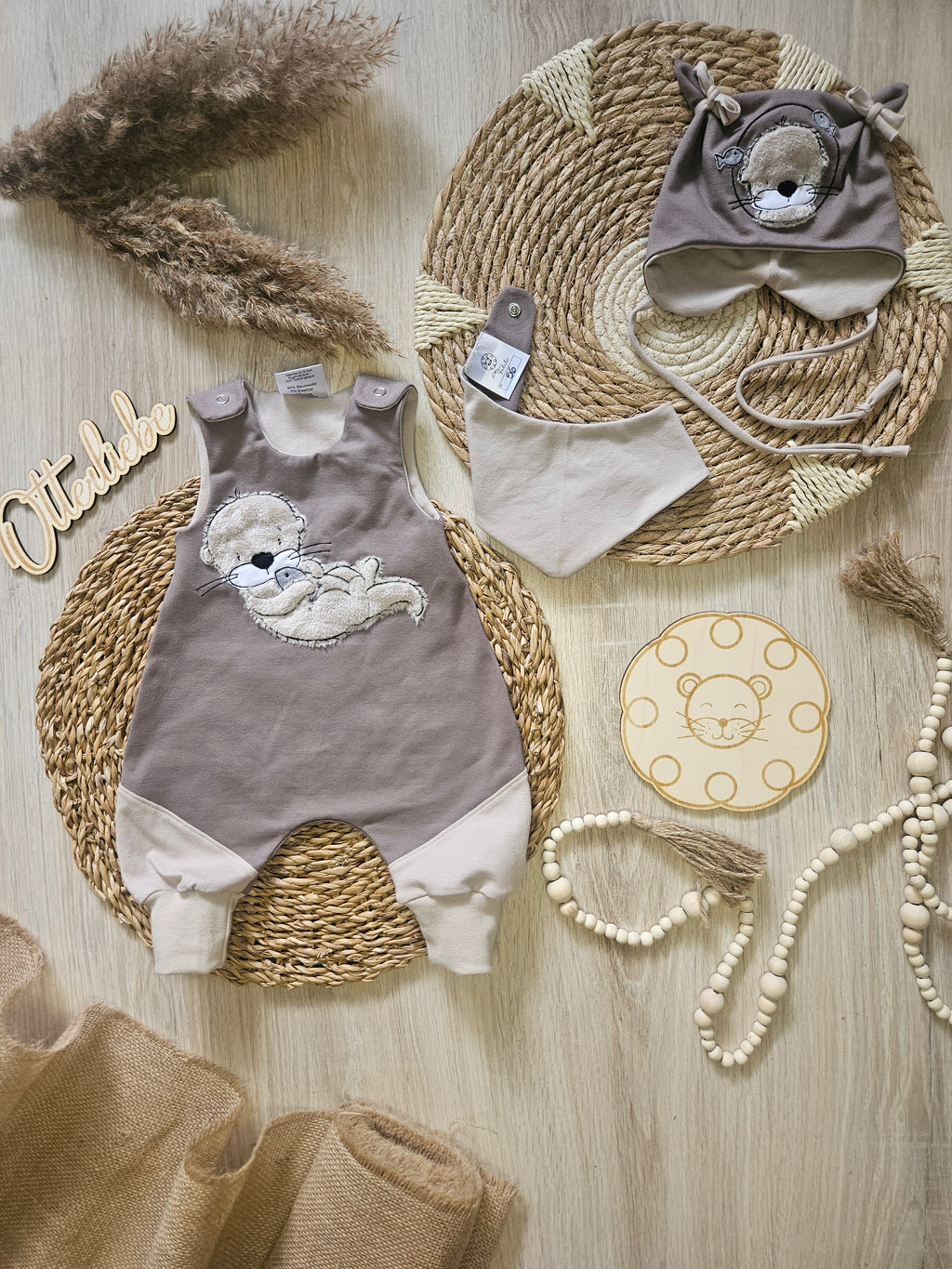 Baby Strampler "Otter mit Fisch braun" mit Otter-Stickmotiv, French Terry & Jersey, 95% Baumwolle 5% Elasthan – Mütze separat erhältlich | Little Falili

