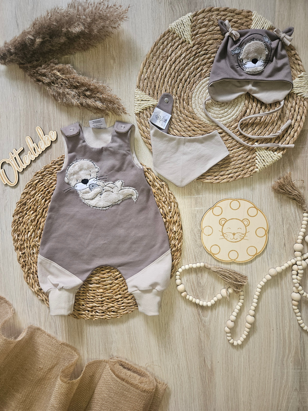 Baby Strampler "Otter mit Fisch braun" mit Otter-Stickmotiv, French Terry & Jersey, 95% Baumwolle 5% Elasthan – Mütze separat erhältlich | Little Falili
