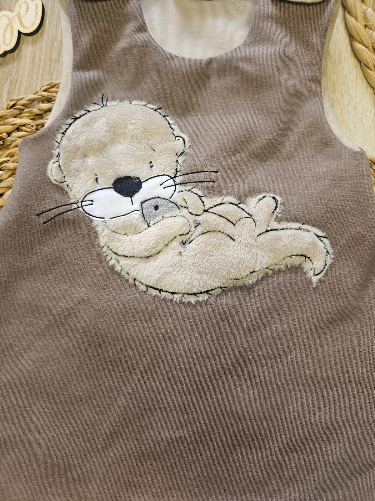 Baby Strampler "Otter mit Fisch braun" mit Halstuch, Otter-Stickmotiv, French Terry & Jersey, 95% Baumwolle 5% Elasthan – Mütze separat erhältlich | Little Falili
