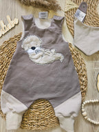 Baby Strampler "Otter mit Fisch braun" Detailansicht Otter-Stickmotiv, French Terry & Jersey, 95% Baumwolle 5% Elasthan – Halstuch  | Little Falili
