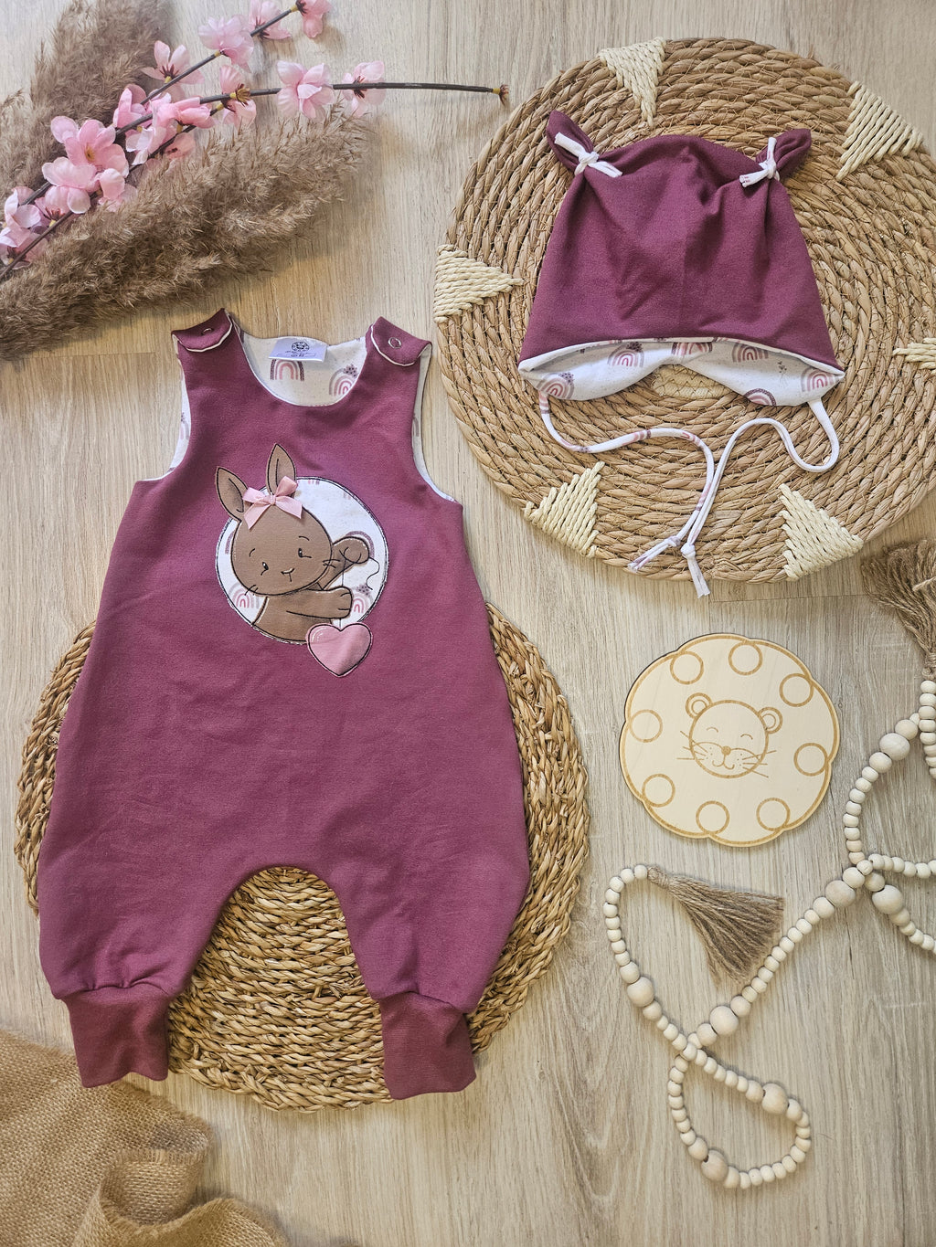 Baby Strampler „Hase mit Herz" in Beere aus French Terry, handmade, mit passender Mütze – Mütze separat erhältlich | Little Falili