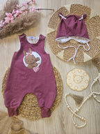 Baby Strampler „Hase mit Herz" in Beere aus French Terry, handmade, mit passender Mütze – Mütze separat erhältlich | Little Falili