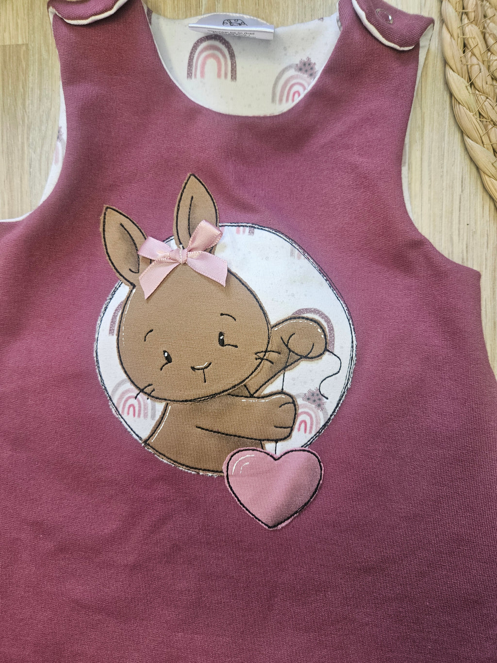  Detailansicht Stickerei „Hase mit Herz" auf beere-farbenem Baby Strampler aus French Terry, handmade | Little Falili 
