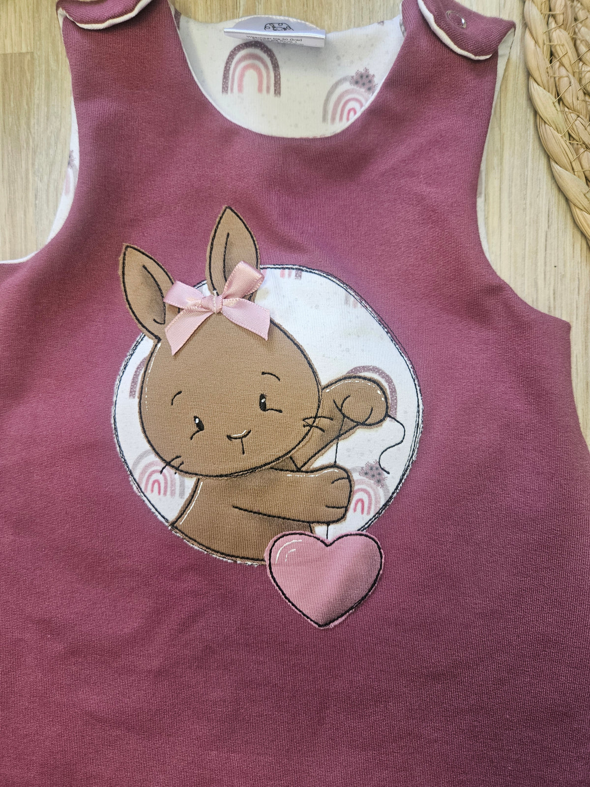  Detailansicht Stickerei „Hase mit Herz" auf beere-farbenem Baby Strampler aus French Terry, handmade | Little Falili 