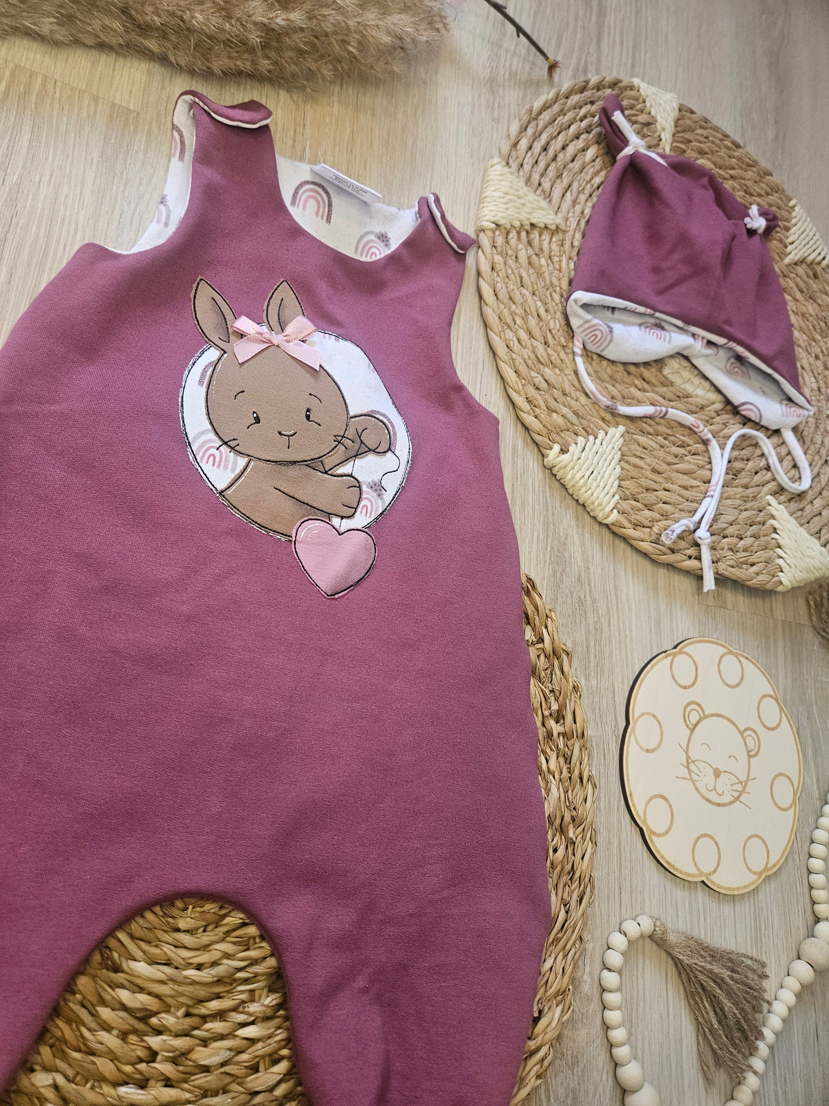 Baby Strampler „Hase mit Herz" Beere French Terry, Seitenansicht, handgenäht | Little Falili