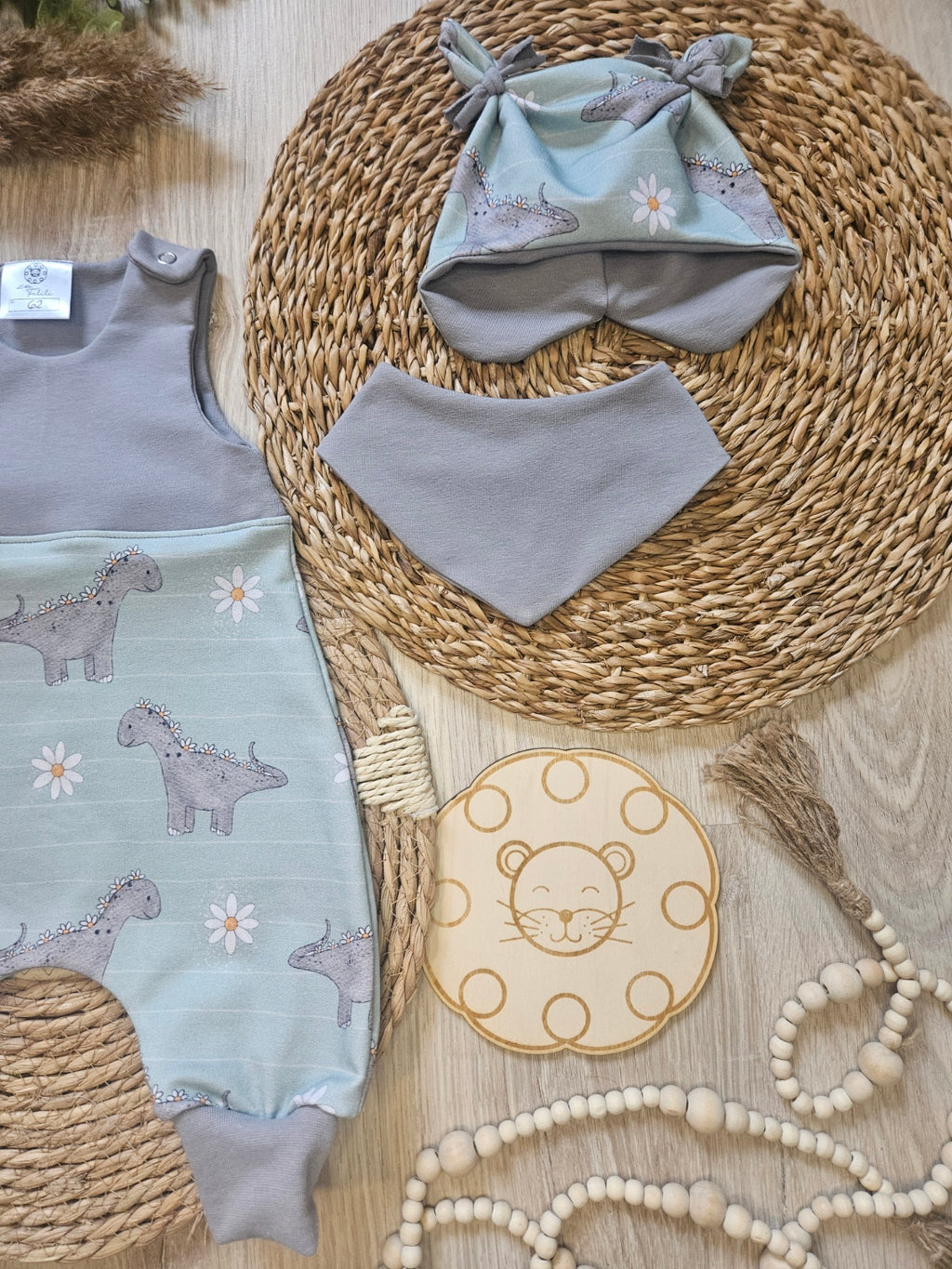 Detailansicht Halstuch in Grau passend zum Handmade Baby Strampler in Mint – selbst gezeichnetes Design, Mütze separat erhältlich, Little Falili