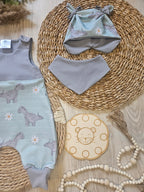 Detailansicht Halstuch in Grau passend zum Handmade Baby Strampler in Mint – selbst gezeichnetes Design, Mütze separat erhältlich, Little Falili
