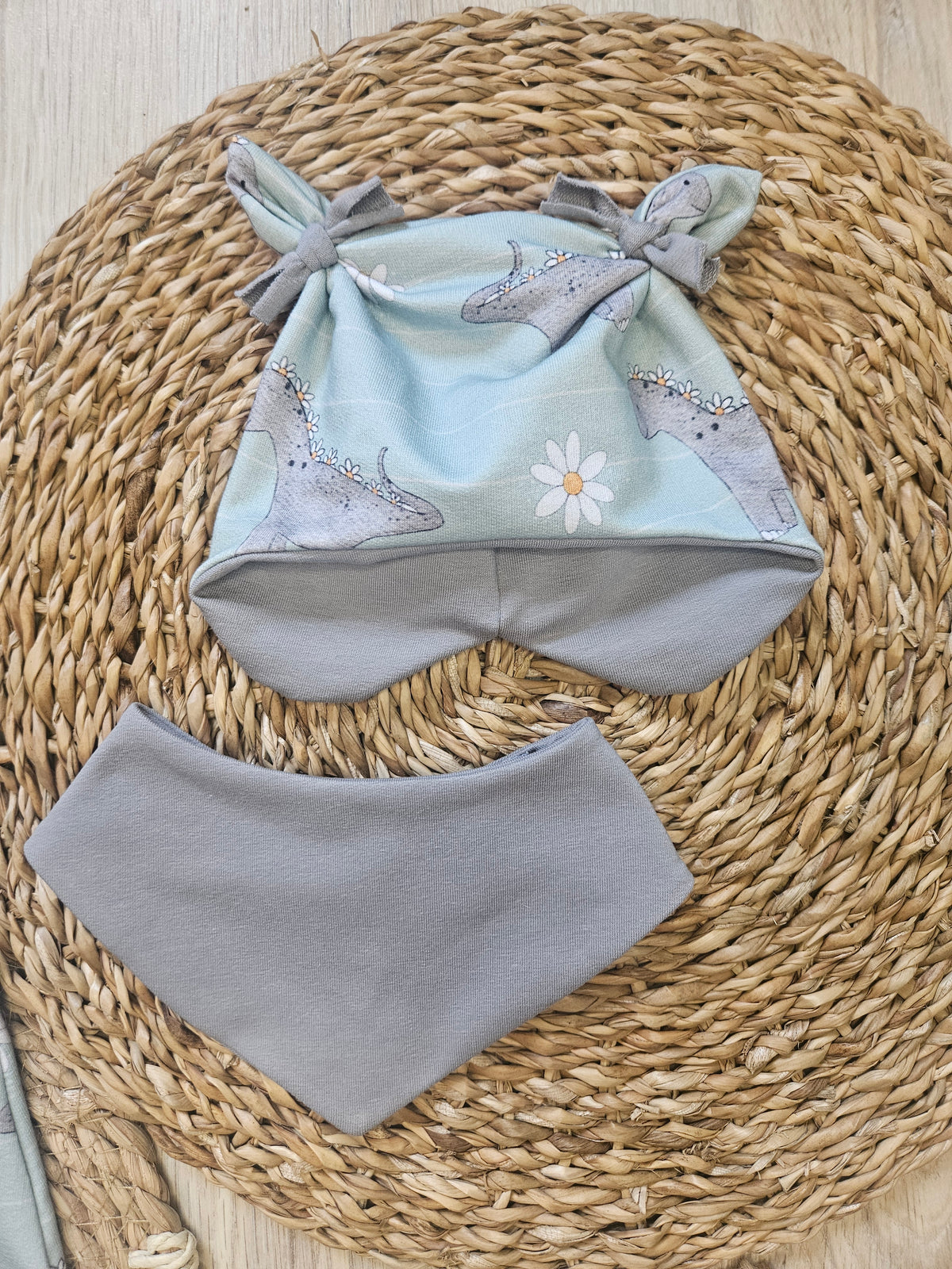 Handgefertigte Öhrchen-Mütze „Dino mit Blüten“ in Mint und Grau