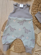 Baby Strampler Frontansicht in Mint und Grau – Allover-Motivstoff handgenäht, Little Falili