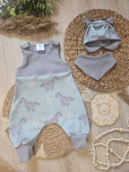 Handmade Baby Strampler in Mint und Grau – Flachbild mit Halstuch, selbst gezeichnetes Design, Mütze separat erhältlich, Little Falili