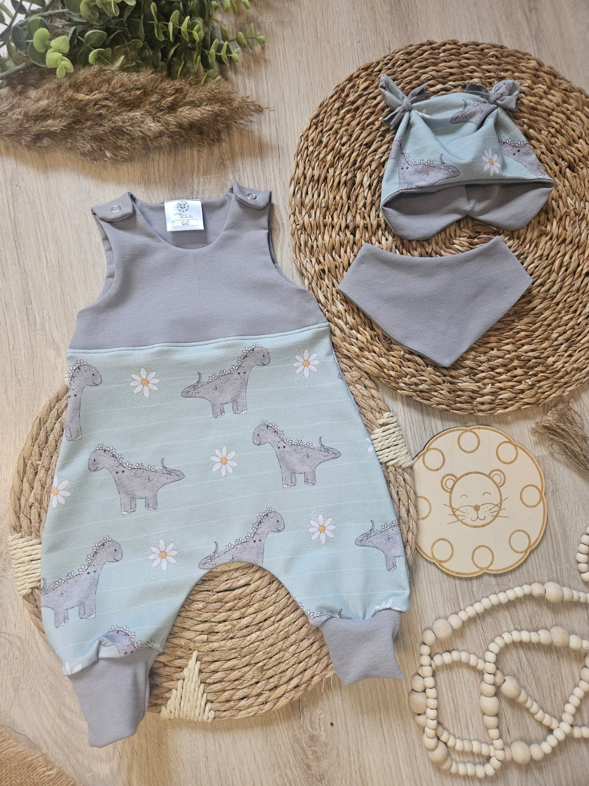 Handmade Baby Strampler in Mint und Grau – Flachbild mit Halstuch, selbst gezeichnetes Design, Mütze separat erhältlich, Little Falili