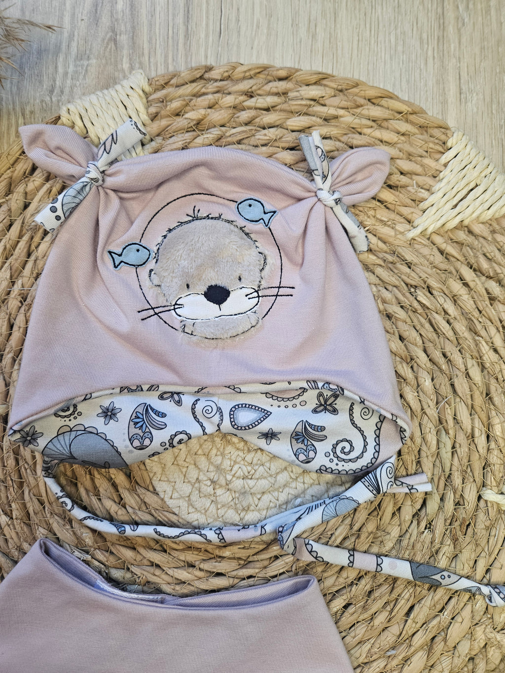 Öhrchenmütze Otter mt Fisch