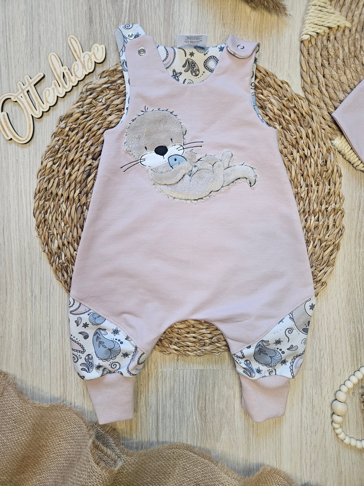 Handgenähter Baby-Strampler mit Otter-Stickmotiv aus 95% Baumwolle 5% Elasthan, rosa, Frontansicht – Little Falili