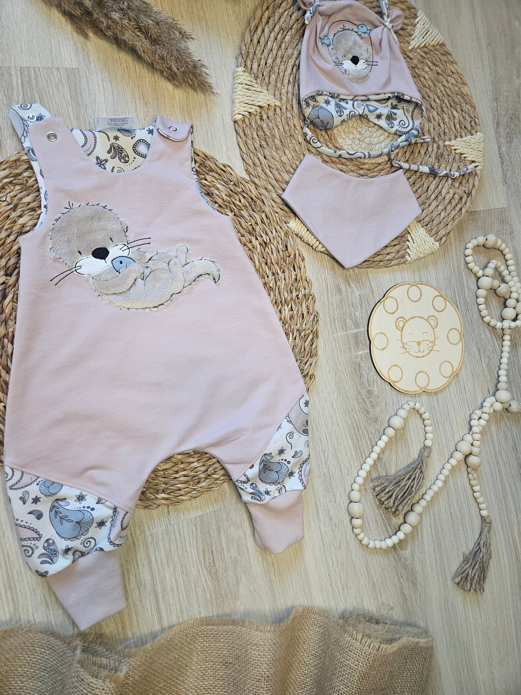Baby Strampler "Otter mit Fisch" aus French Terry und Jersey mit passendem Halstuch, handmade von Little Falili – Mütze separat erhältlich