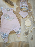 Baby Strampler "Otter mit Fisch" aus French Terry und Jersey mit passendem Halstuch, handmade von Little Falili – Mütze separat erhältlich