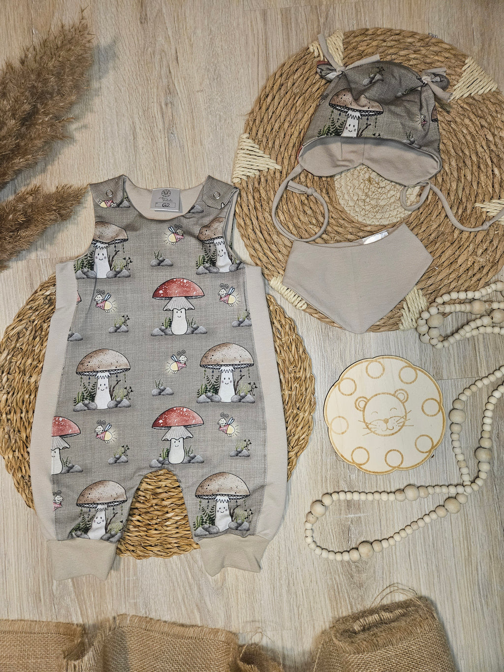 Handmade Baby Strampler "Pilze" in Taupe und Sand – Flachbild mit Halstuch, selbst gezeichnetes Pilz-Allover-Design, Mütze separat erhältlich, Little Falili