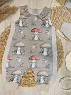Detailansicht Pilz-Motivstoff Baby Strampler "Pilze" – selbst gezeichnetes Pilz-Muster in taupe und sand, French Terry, Little Falili