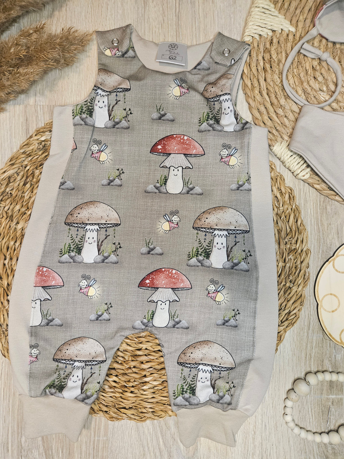 Detailansicht Pilz-Motivstoff Baby Strampler "Pilze" – selbst gezeichnetes Pilz-Muster in taupe und sand, French Terry, Little Falili
