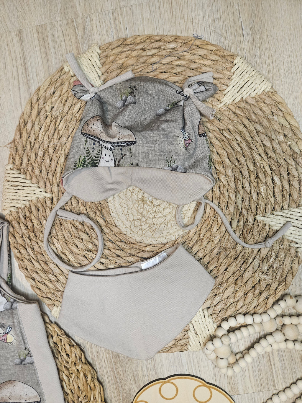 Baby Öhrchen-Mütze "Pilze" mit Pilz-Motiv, handgemacht aus French Terry & Jersey, 95% Baumwolle 5% Elasthan | Little Falili
