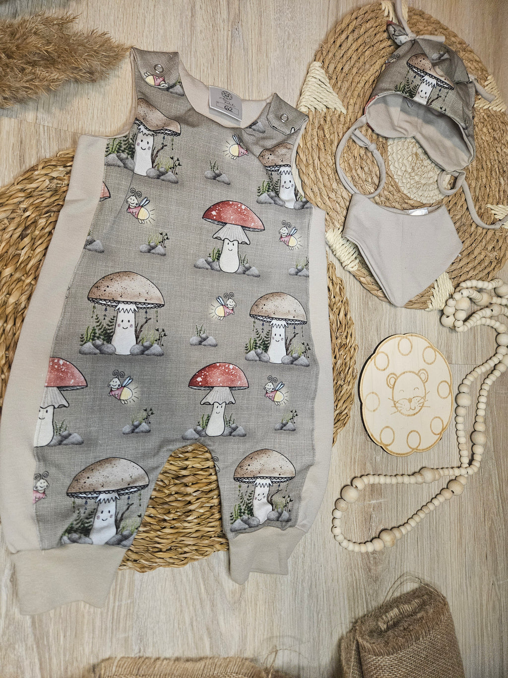 Baby Strampler "Pilze" Frontansicht – Pilz-Motivstoff in Taupe und Sand mit passendem Halstuch, handgenäht, Mütze separat erhältlich, Little Falili