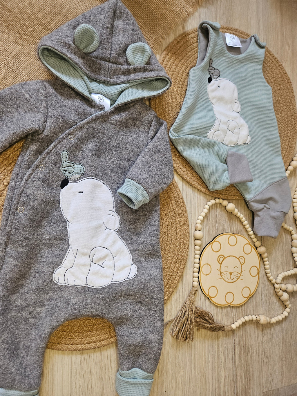 Baby Strampler "Eisbär" mit Eisbär-Stickmotiv, Waffeljersey 98% Baumwolle 2% Elasthan – Mütze & Wollwalkanzug separat erhältlich | Little Falili
