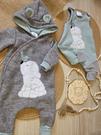 Baby Strampler "Eisbär" mit Eisbär-Stickmotiv, Waffeljersey 98% Baumwolle 2% Elasthan – Mütze & Wollwalkanzug separat erhältlich | Little Falili

