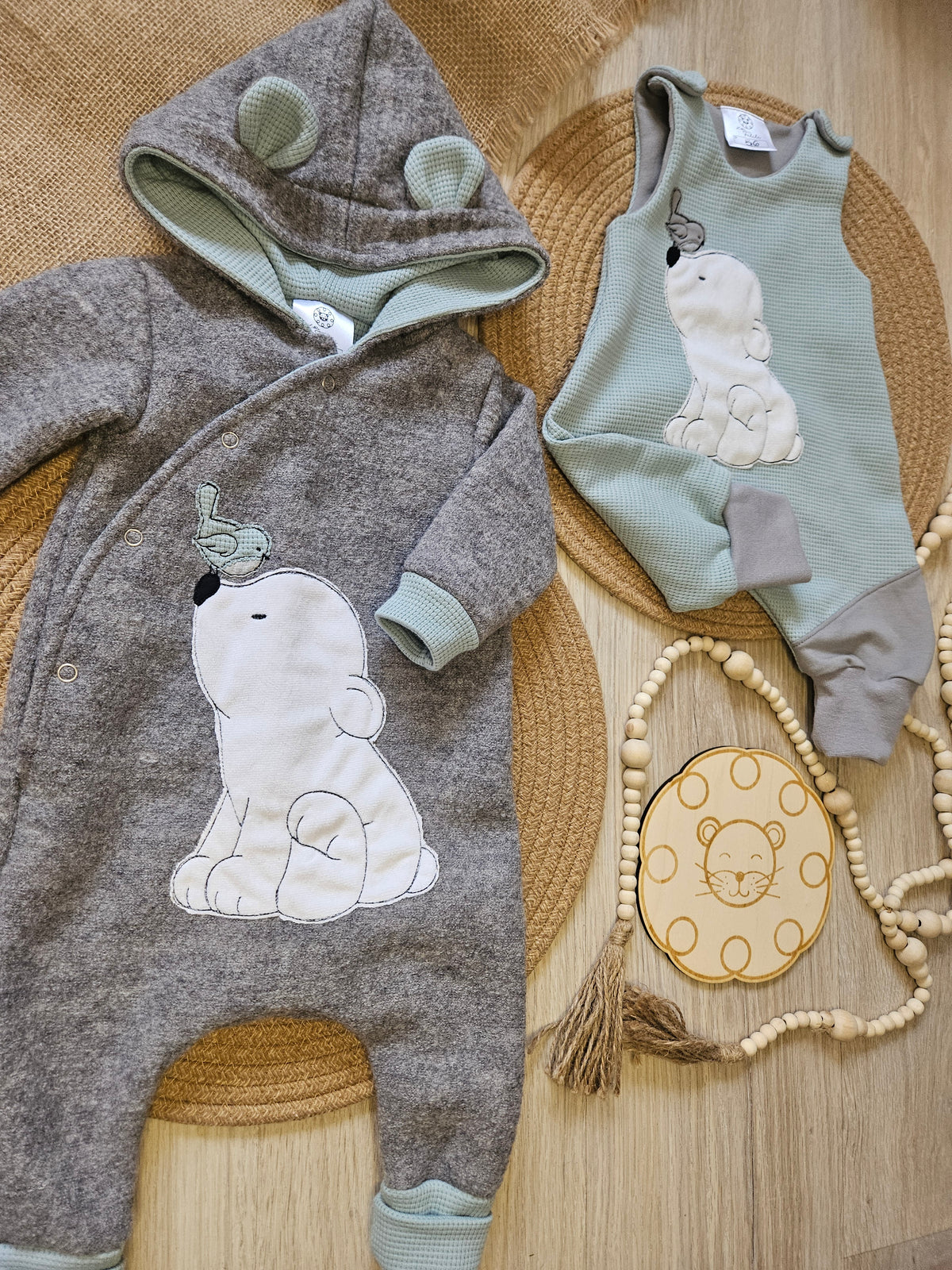 Baby Strampler "Eisbär" mit Eisbär-Stickmotiv, Waffeljersey 98% Baumwolle 2% Elasthan – Mütze & Wollwalkanzug separat erhältlich | Little Falili
