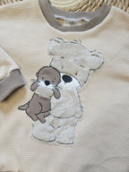 Kinder Pullover "Bär & Otter." Detailansicht Stickerei, Waffelstrickjersey 100% Baumwolle, Gr. 56–128 | Little Falili
