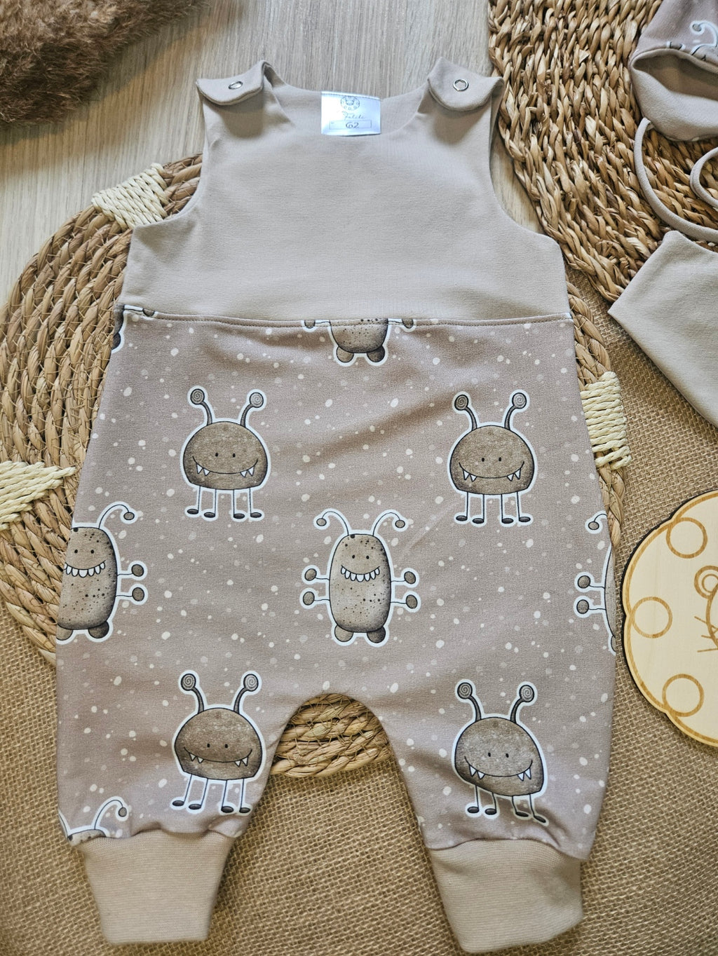 Baby-Strampler „Monster“ mit Monster-Allover-Design in Sand und Taupe