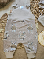 Baby-Strampler „Monster“ mit Monster-Allover-Design in Sand und Taupe