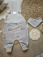 Handmade Baby Strampler "Monster" in Taupe und Sand – Flachbild mit Halstuch, selbst gezeichnetes Design, Little Falili