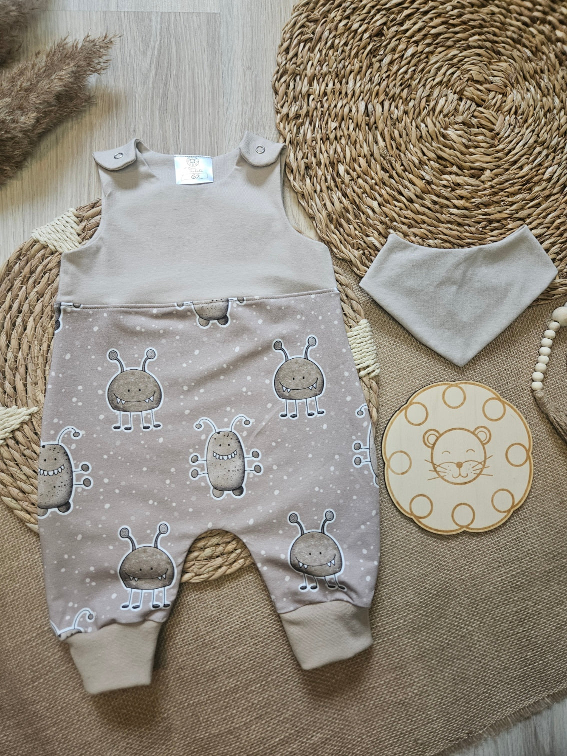 Handmade Baby Strampler "Monster" in Taupe und Sand – Flachbild mit Halstuch, selbst gezeichnetes Design, Little Falili