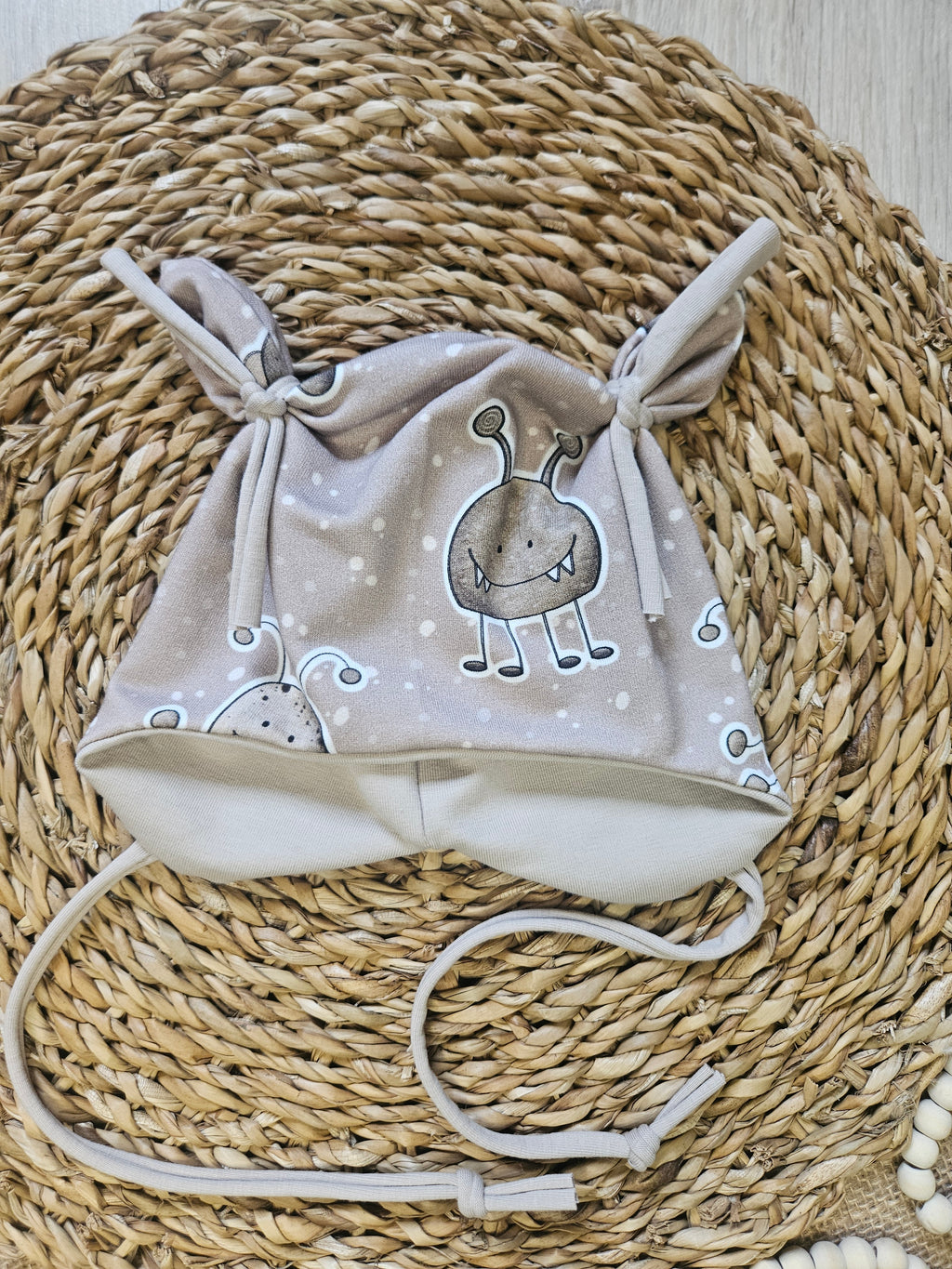 Baby Öhrchen-Mütze "Monster" mit Monster-Motiv, handgemacht aus French Terry & Jersey, 95% Baumwolle 5% Elasthan | Little Falili

