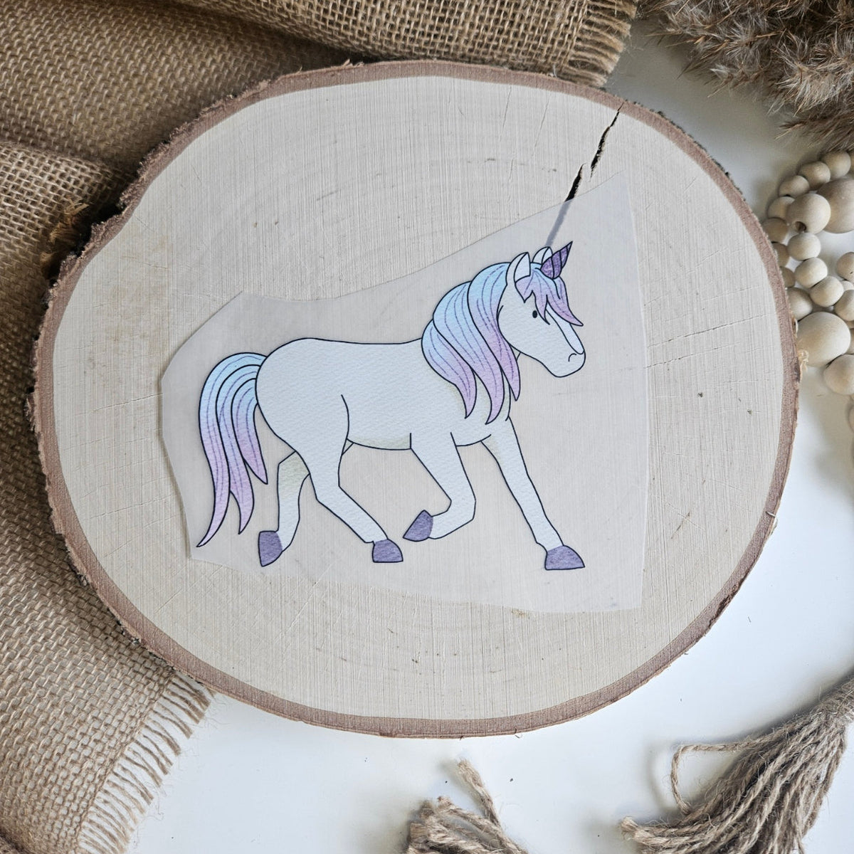 "Einhorn 2" Bügelbild zum Aufbügeln – niedliches Einhorn-Motiv im Aquarellstil mit lila-blauer Mähne auf Holzscheibe, handmade | Little Falili
